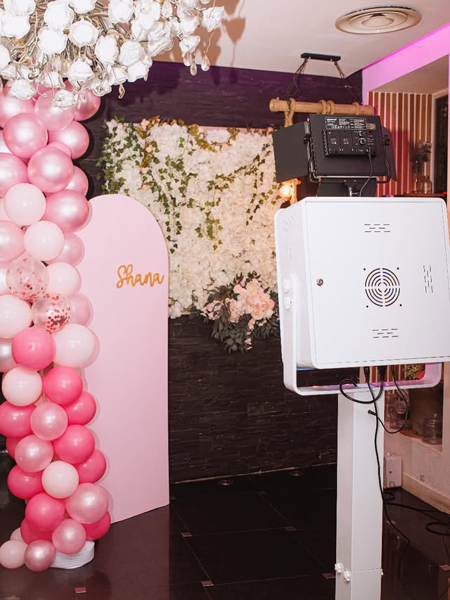 Location photobooth Marseille - installation compacte avec arche de ballons roses pour Bat-Mitsva